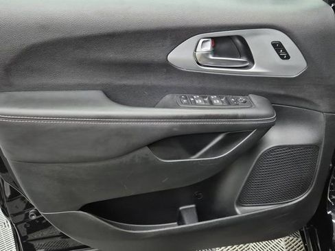 Used 2025 Chrysler Pacifica Limited FWD image 16
