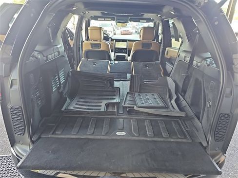 Used 2024 Land Rover Discovery Metropolitan Edition image 14