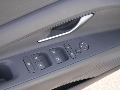 Used 2022 Hyundai Elantra SE FWD image 19