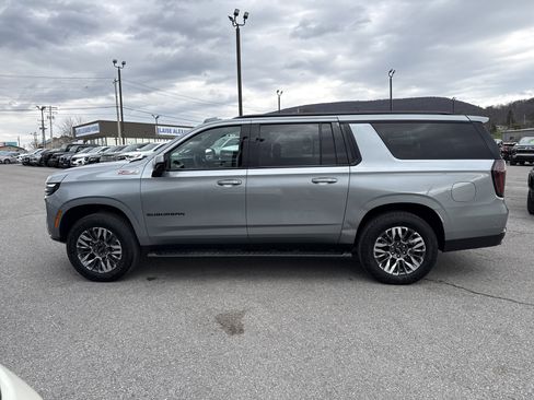 Used 2025 Chevrolet Suburban Z71 image 7