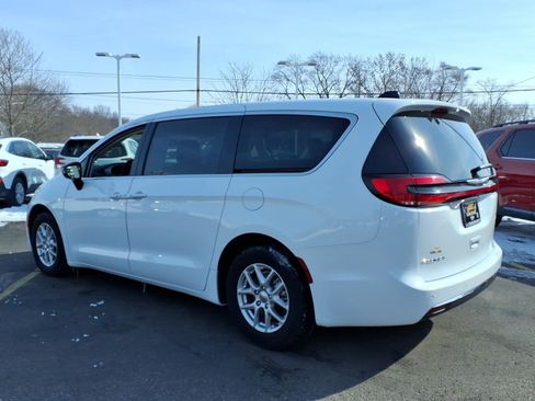 Used 2024 Chrysler Pacifica Touring-L image 9