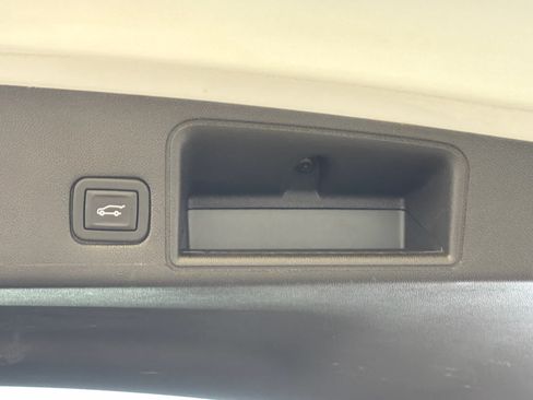 Used 2024 GMC Terrain SLT FWD image 8