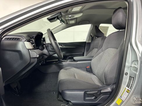 Used 2025 Toyota Camry LE image 4