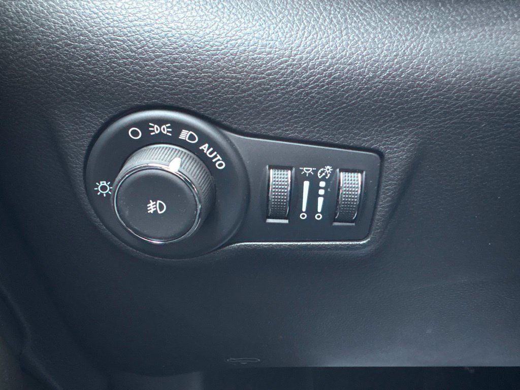 Used 2025 Jeep Compass Trailhawk w/ Trailhawk Convenience Group AWD/4WD image 35