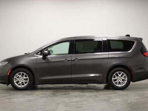 Used 2023 Chrysler Pacifica Touring-L FWD image 5