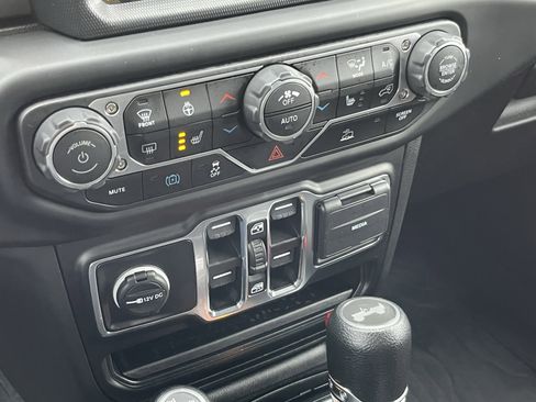 Used 2023 Jeep Wrangler Unlimited w/ Sun & Screen Package image 28