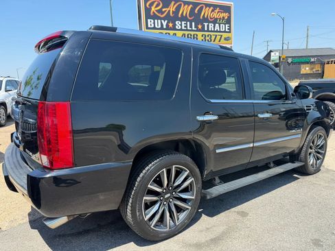 Used 2009 Cadillac Escalade AWD image 3
