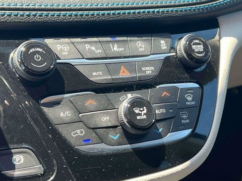 Used 2021 Chrysler Pacifica Touring-L w/ Uconnect Theater Family Group AWD/4WD image 33