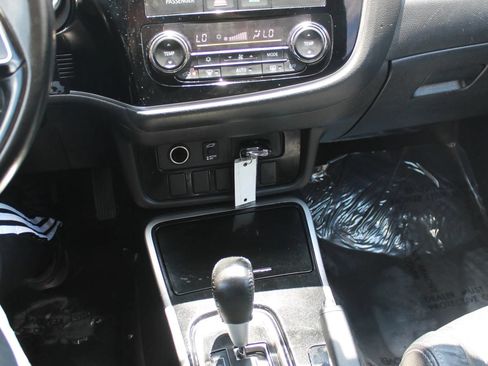 Used 2017 Mitsubishi Outlander SEL FWD image 32