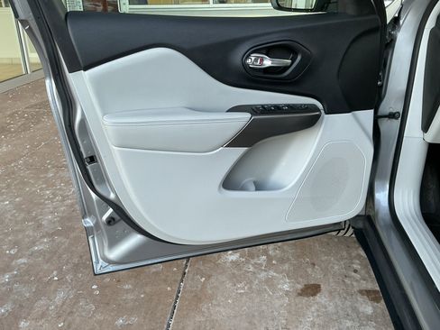 Used 2021 Jeep Cherokee Latitude Lux w/ Sun & Sound Group image 14