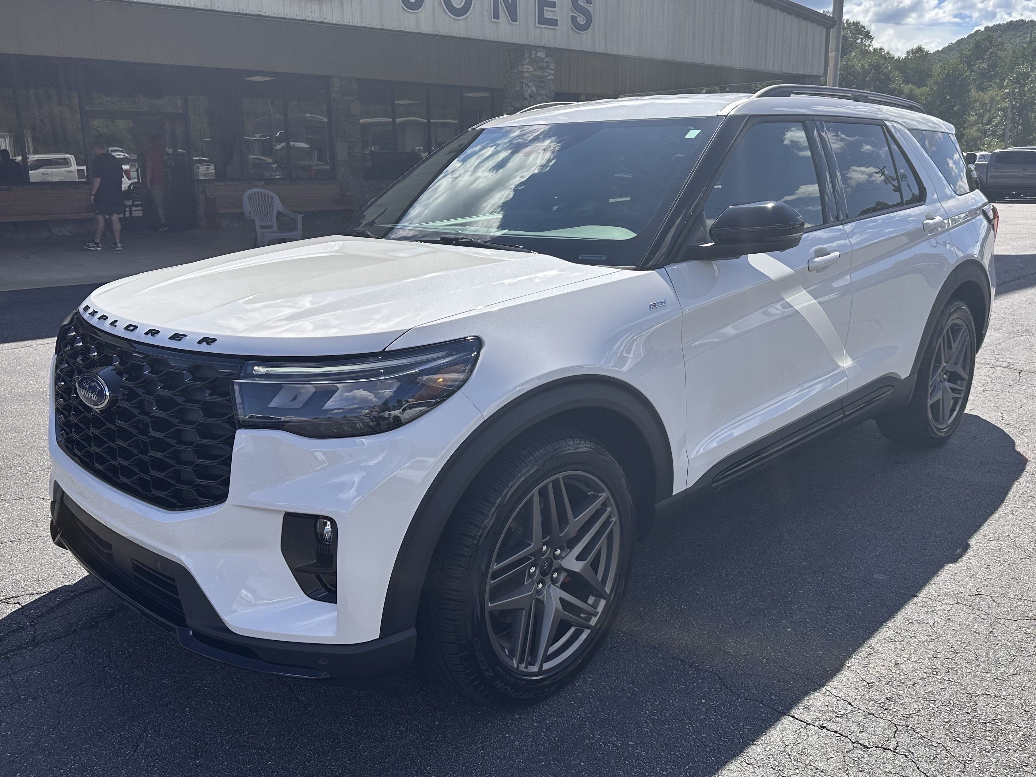 Used 2026 Ford Explorer ST-Line w/ ST-Line Street Pack RWD image 2