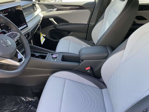 New 2026 Volkswagen Tiguan SE R-Line FWD image 21