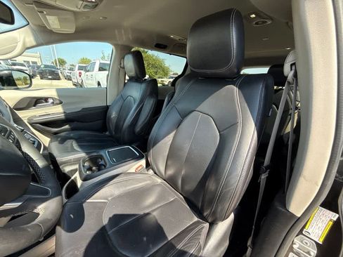 Used 2022 Chrysler Pacifica Touring-L FWD image 19