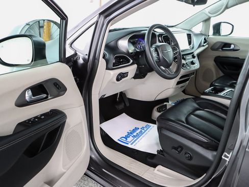 Used 2023 Chrysler Pacifica Touring-L FWD image 3