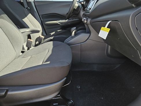 New 2025 Nissan Kicks Play S image 5