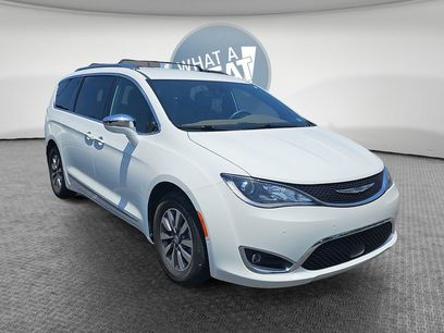 Used 2020 Chrysler Pacifica Limited w/ Advanced Safetytec Group