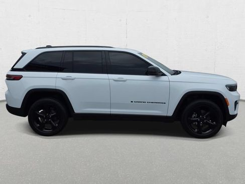 Used 2023 Jeep Grand Cherokee Altitude AWD/4WD image 4