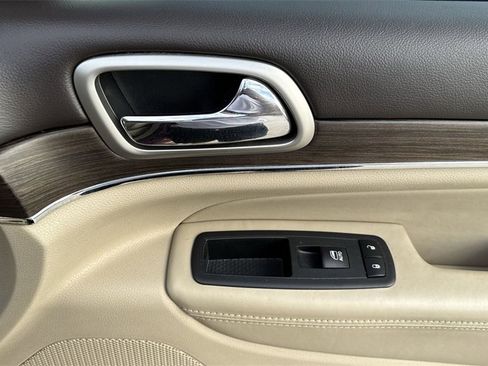 Used 2017 Jeep Grand Cherokee Overland image 45