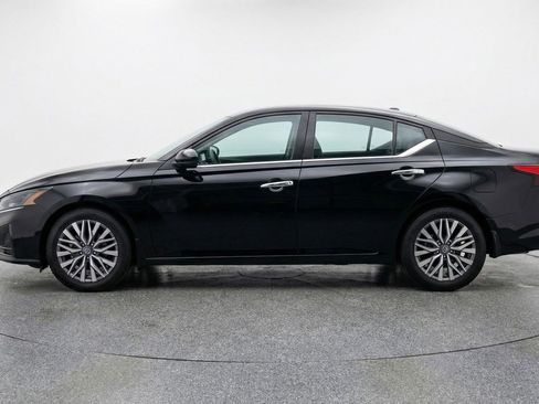 Used 2025 Nissan Altima 2.5 SV FWD image 4