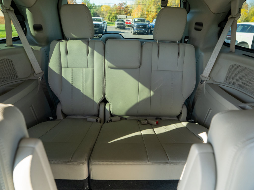 Used 2016 Chrysler Town & Country Touring w/ Driver Convenience Group FWD image 20