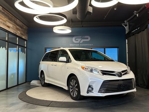 Used 2020 Toyota Sienna XLE w/ XLE Navigation Package AWD/4WD image 1