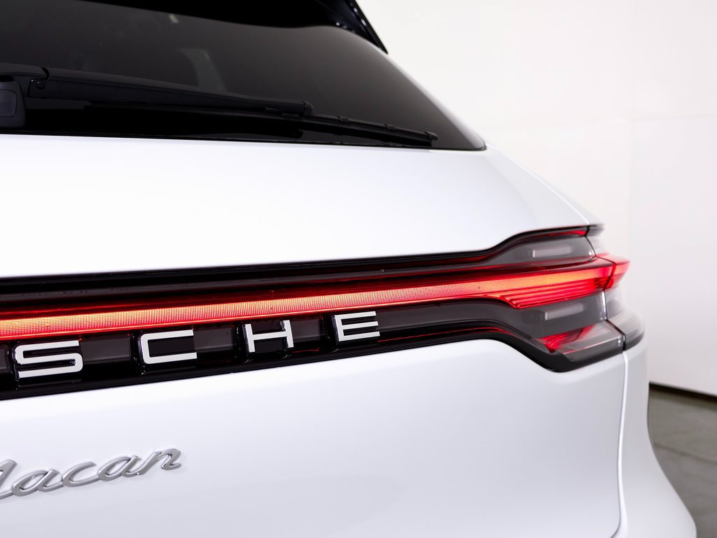 Certified 2025 Porsche Macan AWD/4WD image 16