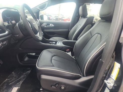 New 2026 Chrysler Pacifica Limited image 24