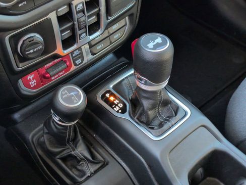 Used 2025 Jeep Wrangler Unlimited Rubicon w/ Convenience Group AWD/4WD image 20