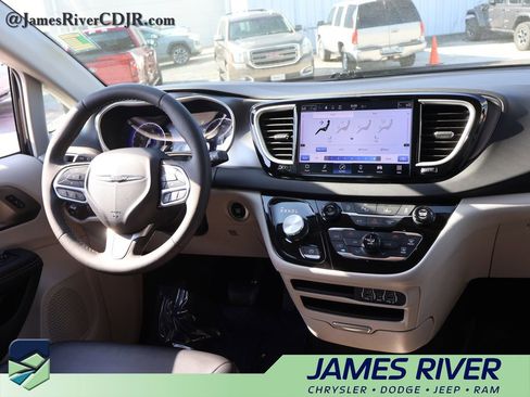 Used 2024 Chrysler Pacifica Touring-L FWD image 13