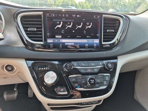 Used 2024 Chrysler Pacifica Touring-L FWD image 22