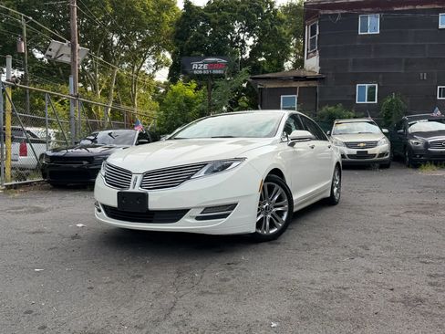 Used 2013 Lincoln MKZ FWD image 2