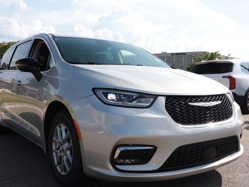 Used 2024 Chrysler Pacifica Touring-L FWD image 7
