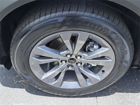 Used 2022 Ford Explorer XLT w/ Equipment Group 202A image 6