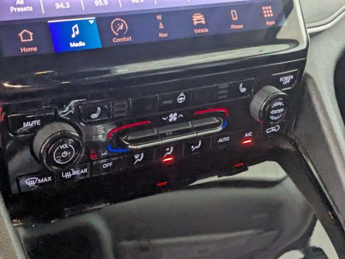 Used 2023 Jeep Grand Cherokee Limited AWD/4WD image 19