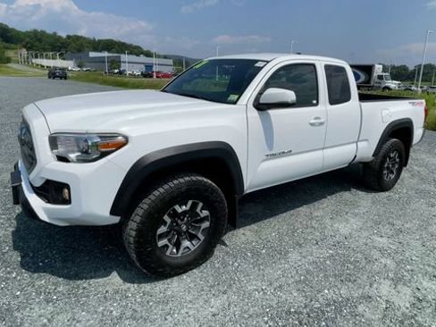Certified 2017 Toyota Tacoma TRD Off-Road w/ Tow Package AWD/4WD image 4