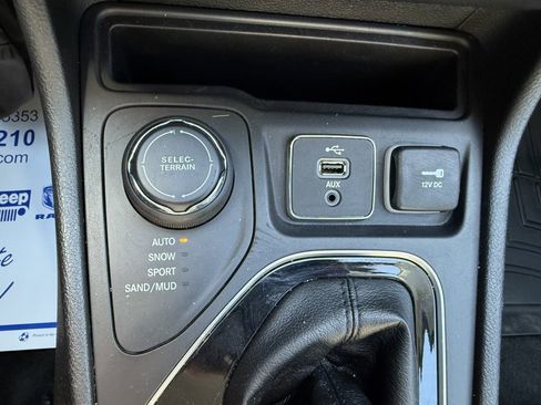 Used 2019 Jeep Cherokee Limited AWD/4WD image 23