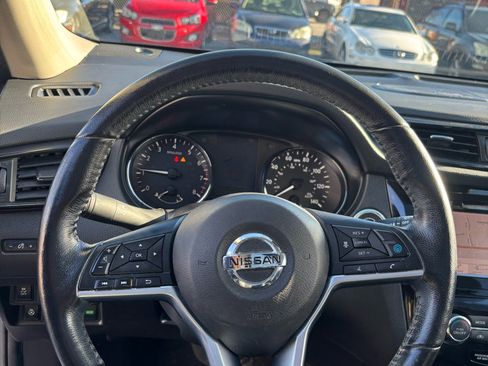 Used 2018 Nissan Rogue SL w/ Premium Package image 7