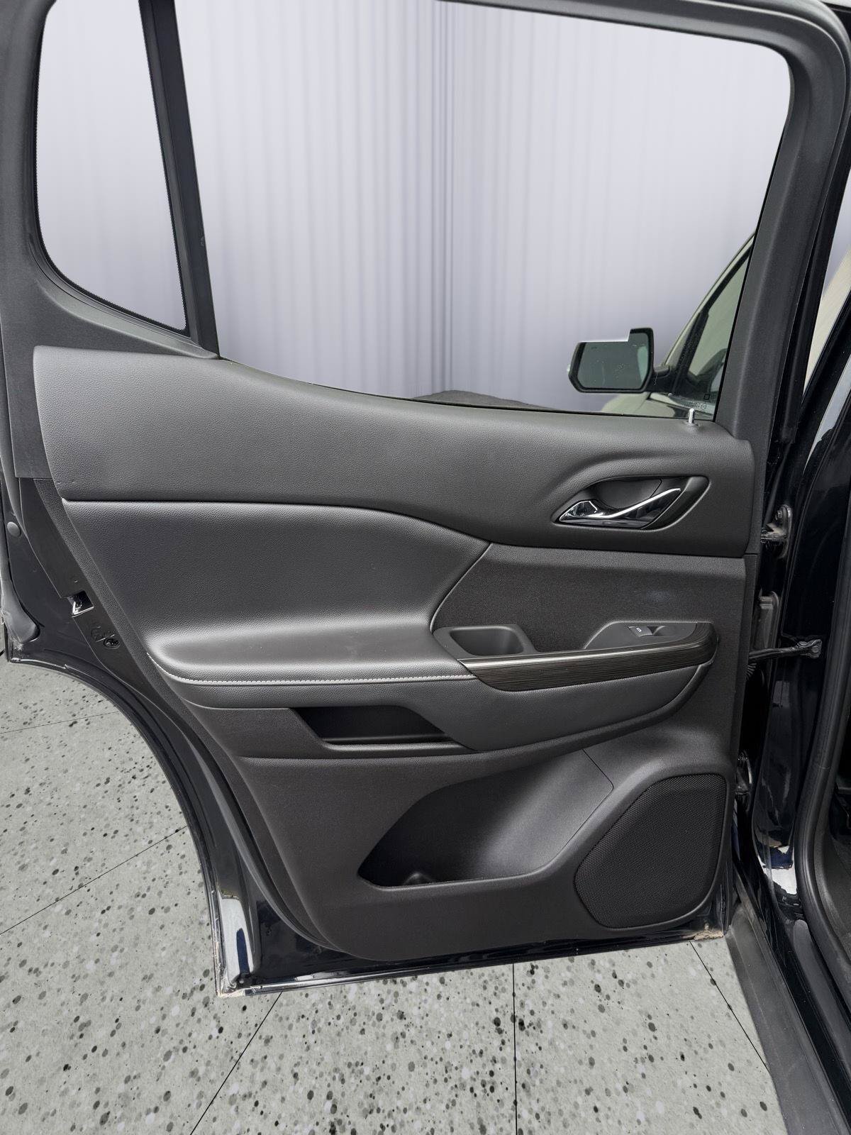 Used 2023 GMC Acadia SLT AWD/4WD image 24