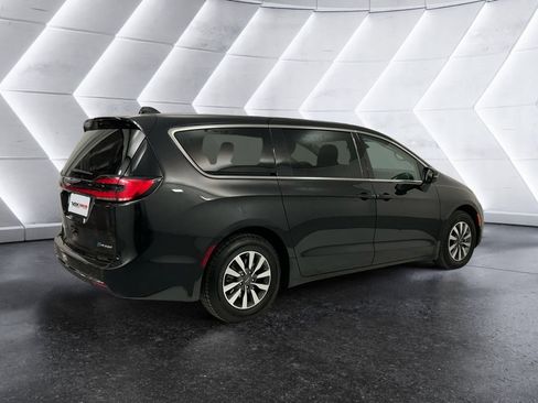 Used 2023 Chrysler Pacifica Touring-L FWD image 4