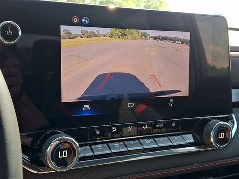 Used 2025 Chevrolet Colorado Z71 AWD/4WD image 17