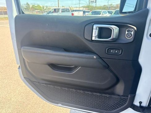 Used 2022 Jeep Wrangler Unlimited Sahara AWD/4WD image 13