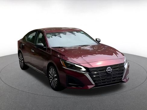 Used 2025 Nissan Altima 2.5 SV FWD image 3