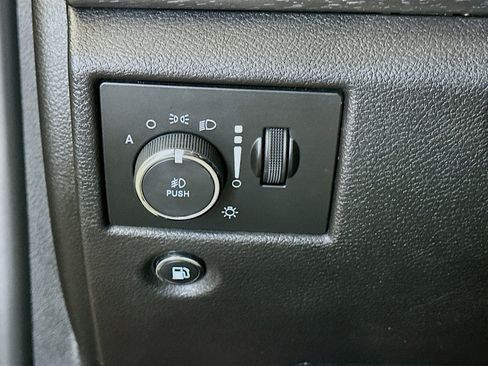 Used 2018 Jeep Grand Cherokee Laredo AWD/4WD image 16