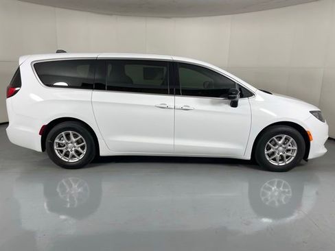 New 2025 Chrysler Voyager LX image 9