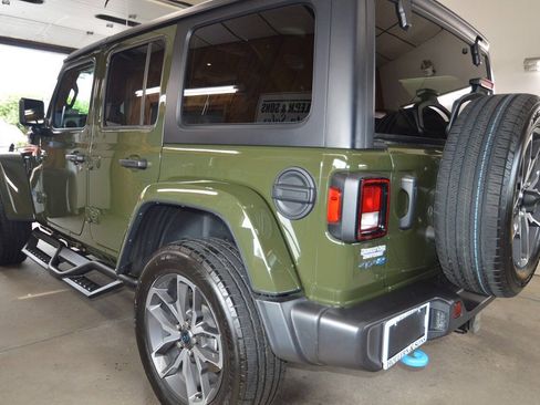 Used 2024 Jeep Wrangler Unlimited w/ Convenience Group AWD/4WD image 22