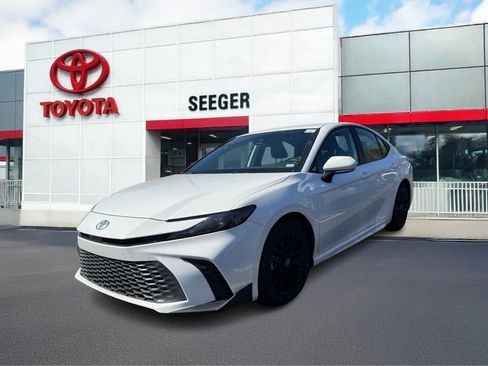 Certified 2025 Toyota Camry SE FWD image 9