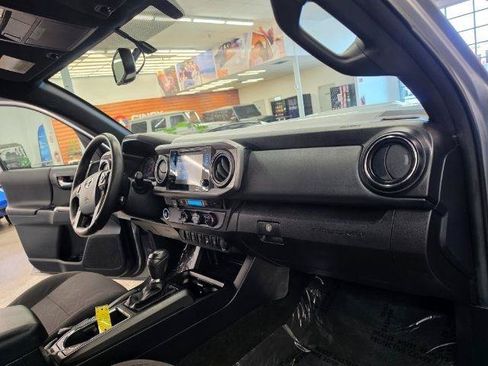 Used 2017 Toyota Tacoma SR5 RWD image 11