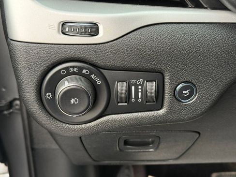 Used 2017 Jeep Cherokee Overland AWD/4WD image 35