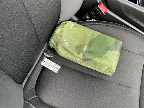 Used 2023 Jeep Grand Cherokee Laredo image 20