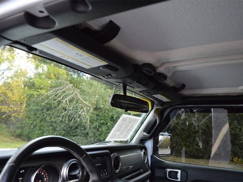 Used 2020 Jeep Wrangler Unlimited Sahara image 15